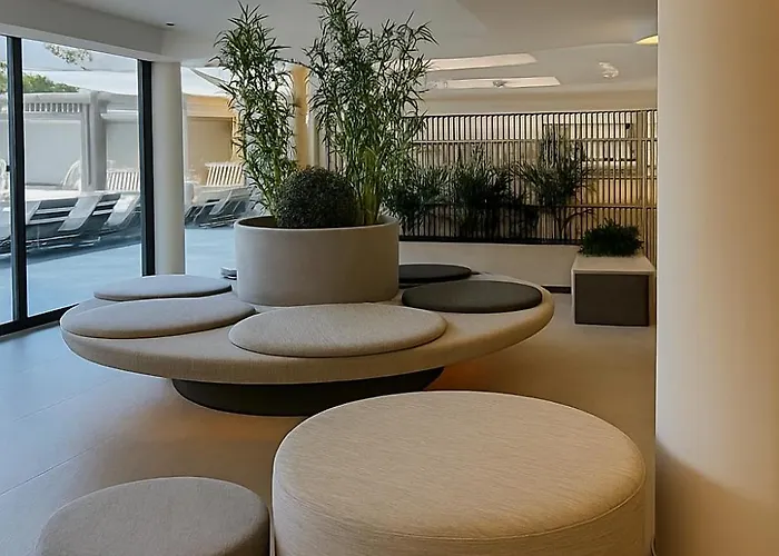 Flisvos Royal & Hotel