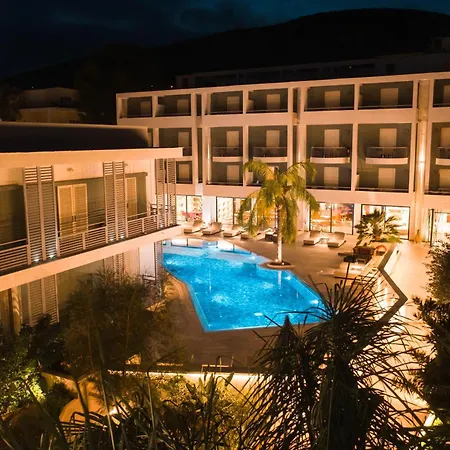 Hotell Flisvos Royal & 4*