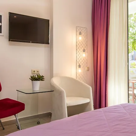 Flisvos Royal & Hotell