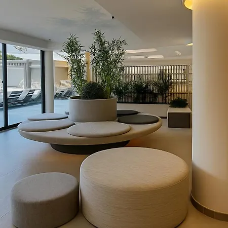 Flisvos Royal Hotel