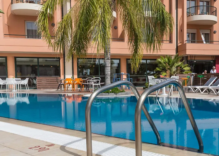 Flisvos Royal & Hotel