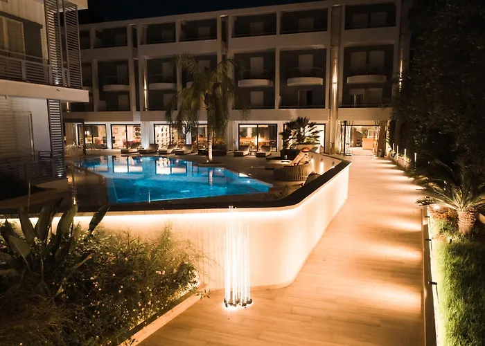 Flisvos Royal & Hotel