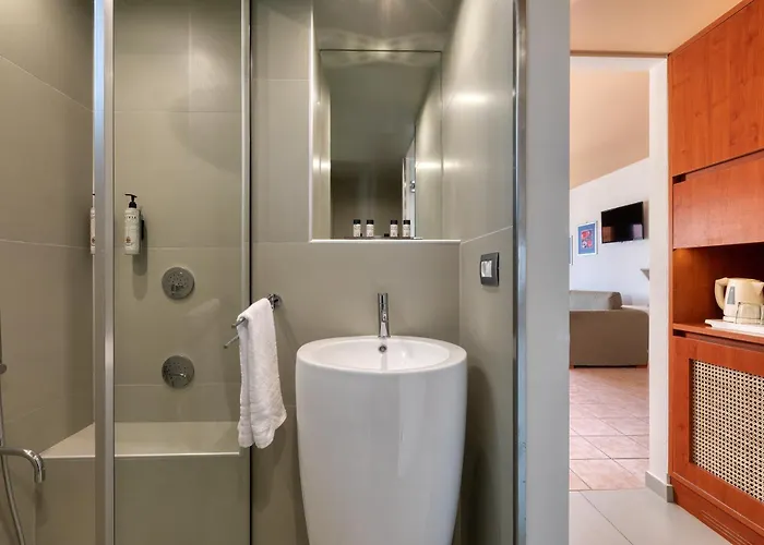 Flisvos Royal & מלון