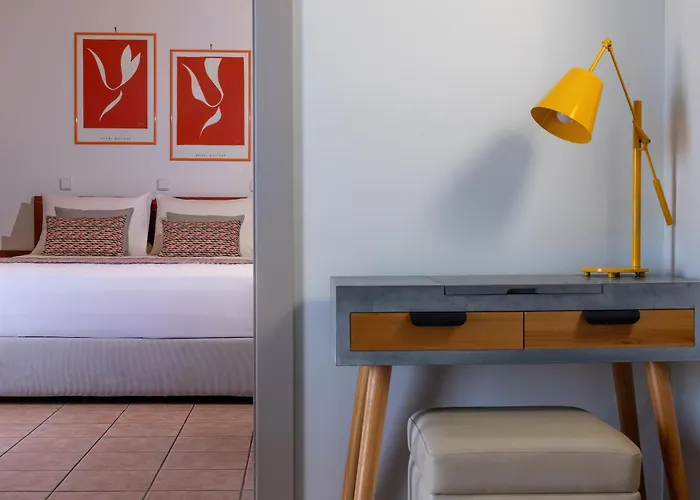 Flisvos Royal & מלון