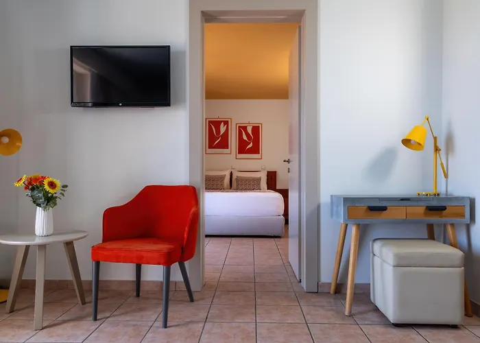 Flisvos Royal & מלון טולון