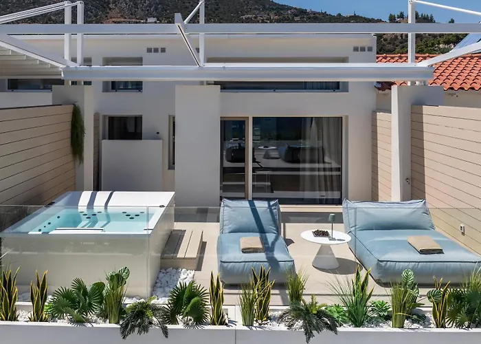 Flisvos Royal & מלון טולון