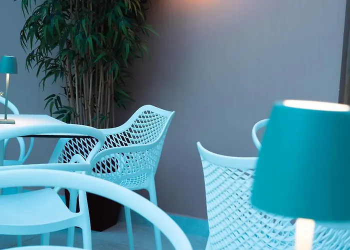 Flisvos Royal & מלון