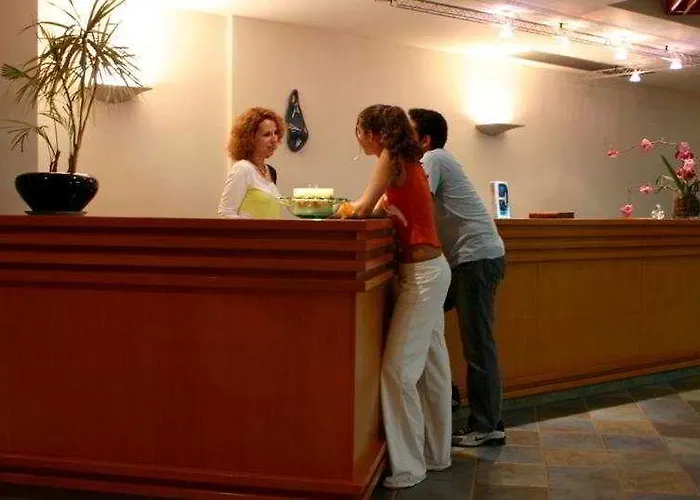 Flisvos Royal & טולון